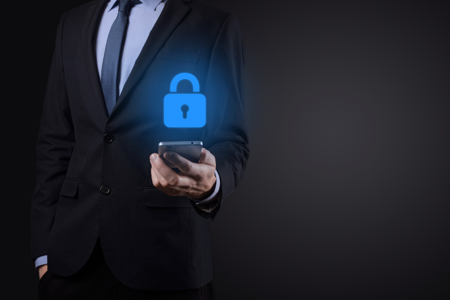 Homme d'affaires protégeant les informations personnelles des données sur l'interface virtuelle.
